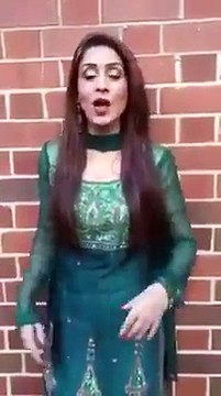 ﺗﻬﻮﮌﺍ ﺗﻬﻮﮌﺍ ﮨﻨﺴﻨﺎ ﺿﺮﻭﺭﯼ ﭼﺎﮨﯽ ﺩﺍ ﺍﮮ .. ﻻﺯﻣﯽ ﺳﻨﻮ . ﺁﭖ ﮐﻮ ﻣﺰﮦ ﺿﺮﻭﺭ ﺁﺋﮯ ﮔﺎ(Girl Singing a Good Song)