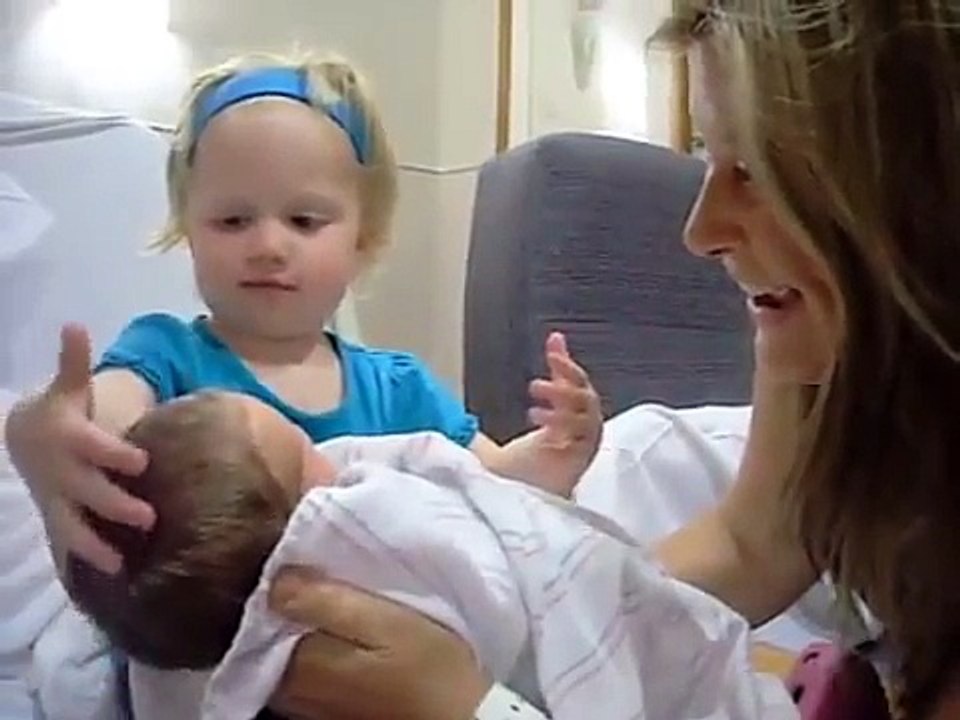 Sister meets brother for the first time - video Dailymotion