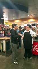 Un étudiant ivre veut à tout prix un Mac and Cheese et va se faire arreter!