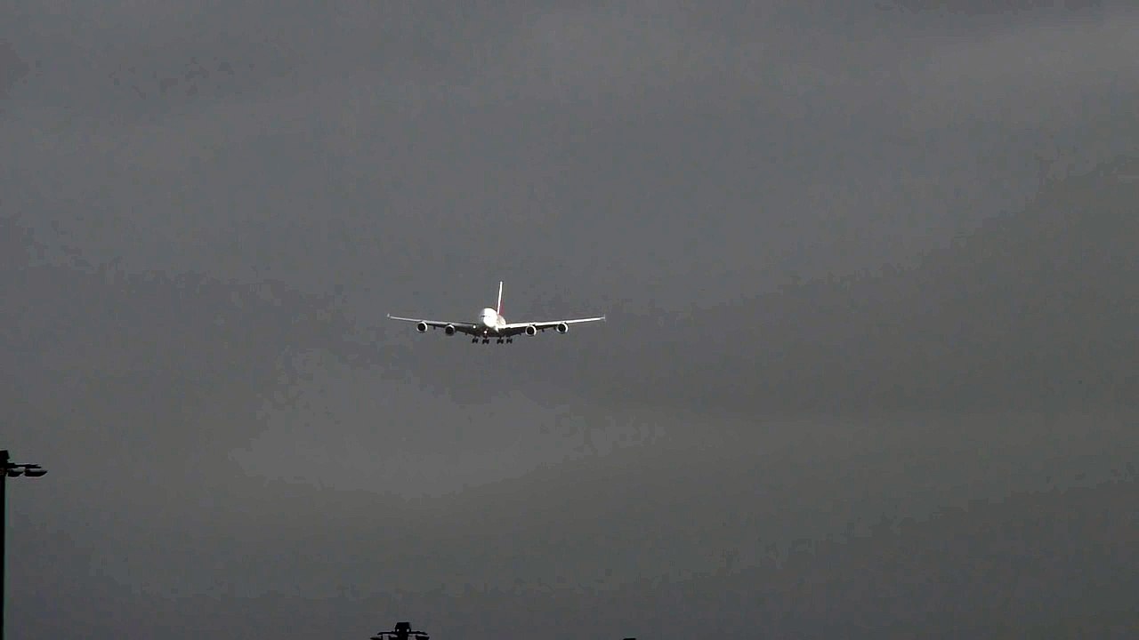 Windy Landing Emirates A380 Crosswind Landing in Bad Weather Manchester Airport