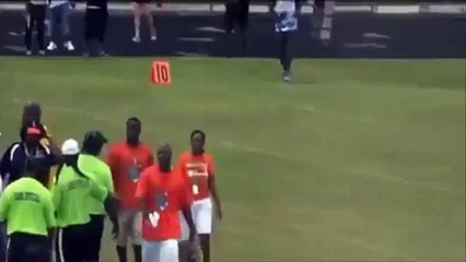 Un coach  donne un coup de poing à l'arbitre à la fin du match de Foot Américain