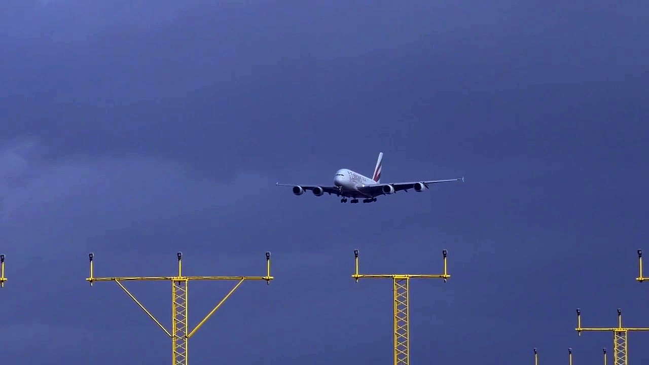 Crosswind Landing Emirates A380