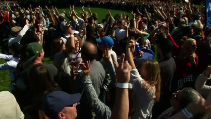 Thousands gather for human peace sign world record attempt