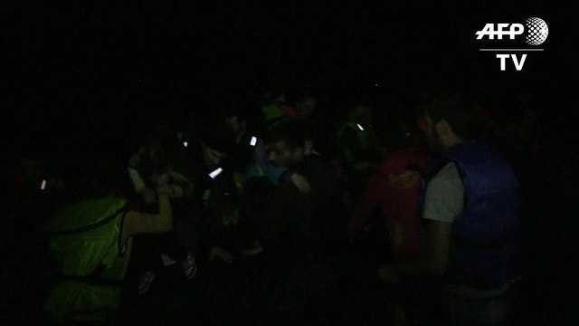 Grèce : des migrants arrivent par canot sur l'île de Lesbos