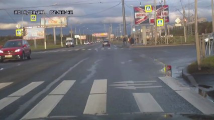 Encore une voiture qui grille le feu rouge