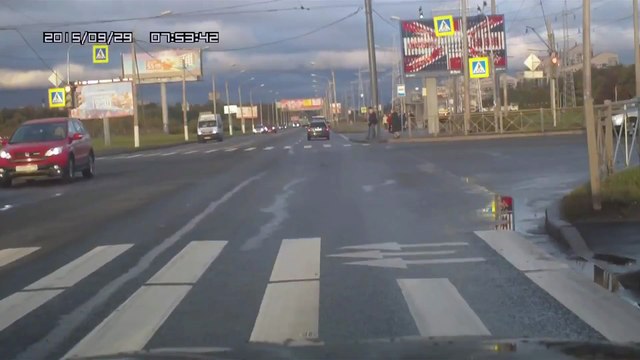 Encore une voiture qui grille le feu rouge
