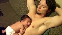 Mieux qu'un lit : le torse de papa. Ce bébé fait une sieste et c'est trop mignon