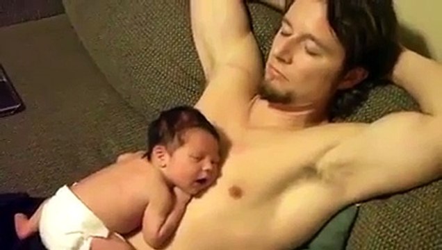 Mieux qu'un lit : le torse de papa. Ce bébé fait une sieste et c'est trop mignon