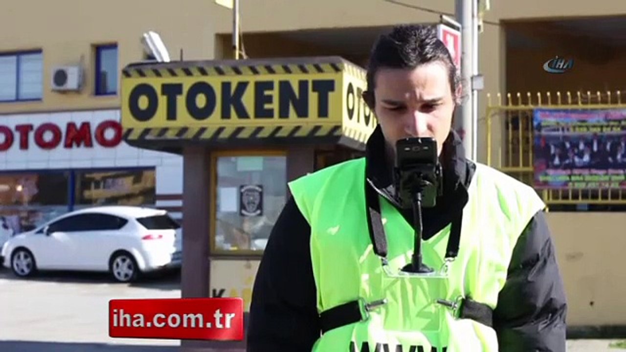 Başkasının yerine takı takıyor, cenazede dua ediyor