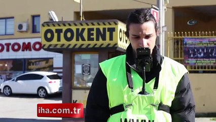 Başkasının yerine takı takıyor, cenazede dua ediyor