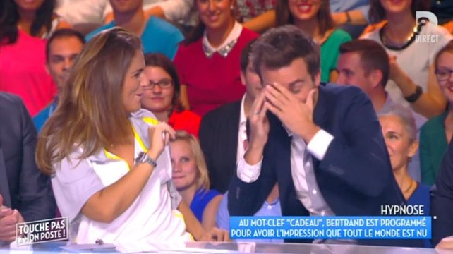 Bertrand Chameroy voit tout le monde nu sous hypnose - ZAPPING PEOPLE DU 07/10/2015