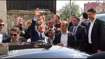 Başbakan Davutoğlu okuduğu ilkokulu ziyaret etti