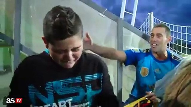 Iker Casillas gives his boots a young fan & start crying 2015