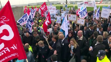 هولاند يندد بالعنف ضد مدراء شركة اير فرانس ويعتبره "غير مقبول"