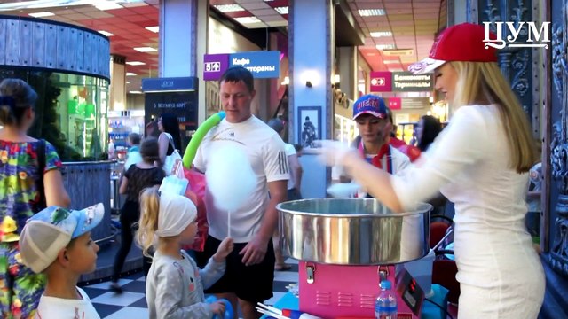 ЦУМ отметил День Российского флага