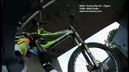 ساٹھ میٹر ہائی ڈیم سے سائیکل نیچے لانا