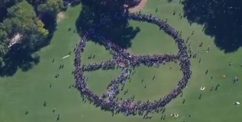 Le signe de paix géant pour le 75e anniversaire de John Lennon, en 42 secondes