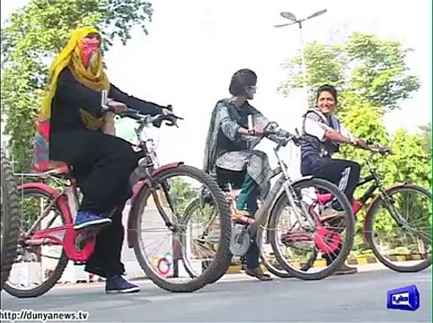 فیصل آباد کی زرعی یونیورسٹی میں وویمن سائیکلنگ کے مقابلے ہوئے ،رنگ برنگ ایونٹ میں خوب ہلہ گلہ ہوا