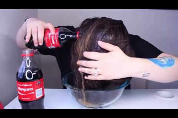 Genç Kız Kolayla Saçlarını Yıkadı!