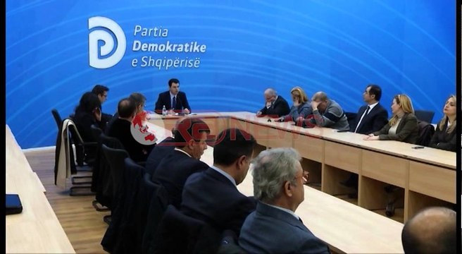 Genc Ruli braktis mbledhjen e grupit PD pas debatit me kryetarin Basha - Ora News-