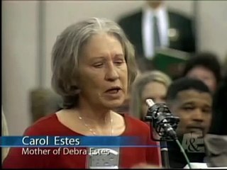 Un serial killer fond en larmes devant le père d'une victime