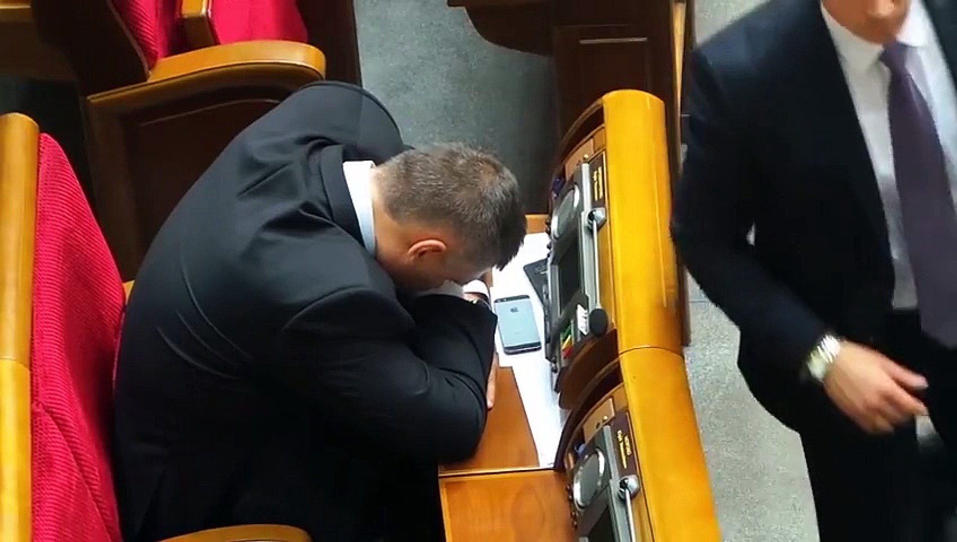 ⁣Юрій Мірошниченко спить у сесійній залі під час голосування