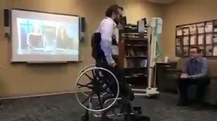 Cette chaise roulante se transforme pour aider les handicapés