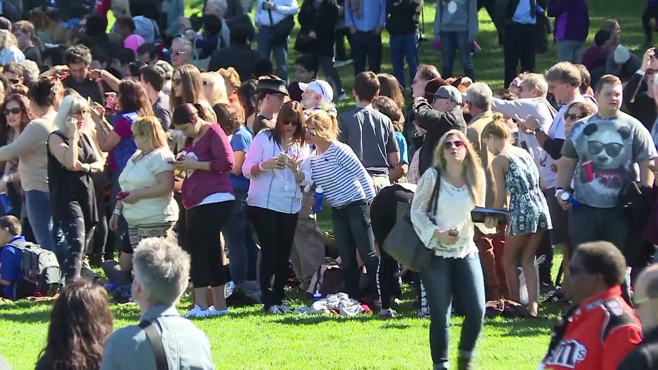 Riesen Peace-Zeichen zu Lennons Geburtstag