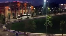 Autobusi i Kombëtares Serbe duke kaluar në sheshin 
