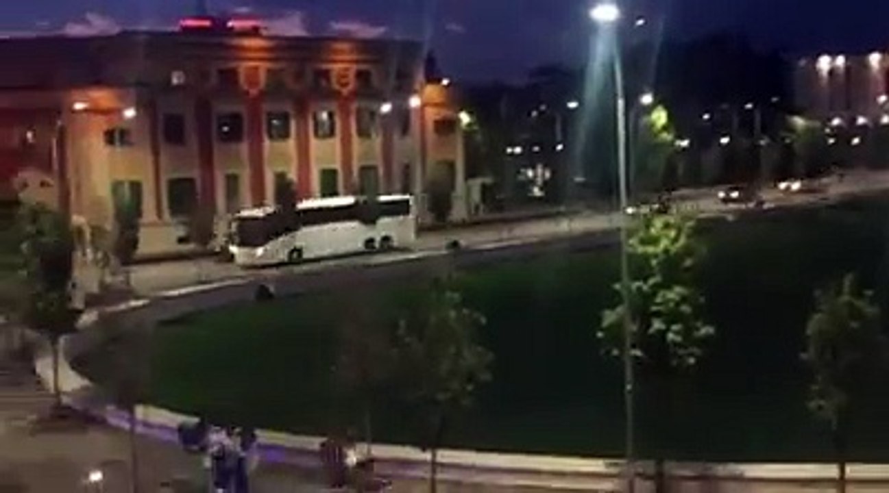 Autobusi i Kombëtares Serbe duke kaluar në sheshin "Skënderbej"