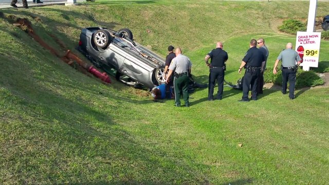 Crazy Woman does donuts in intersection with her Car and hit police car