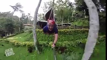 man enjoying in lifting without cable car