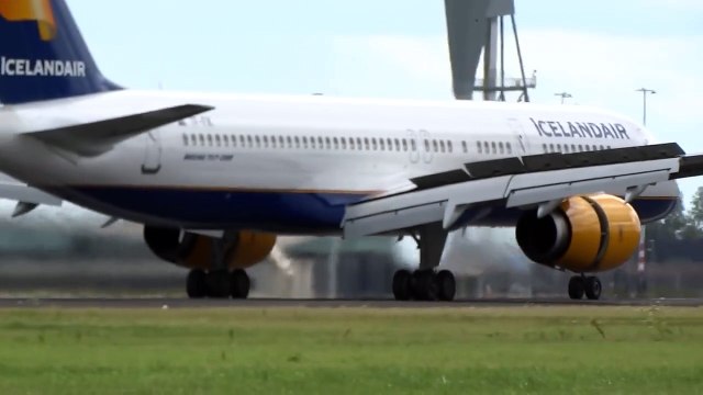 Iceland Air Boeing 757 Crosswind Landing at Schiphol Airport, Polderbaan