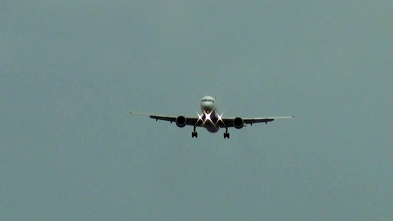 757 crosswind landing delta airline  St Maarten