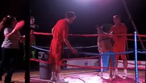 Combat de boxe entre une femme et un kangourou