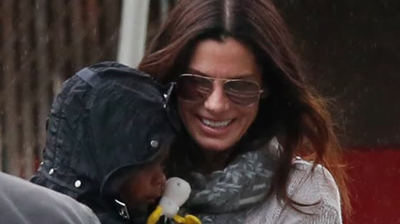 Sandra Bullock dice que Louis la forzó a cambiar positivamente su vida
