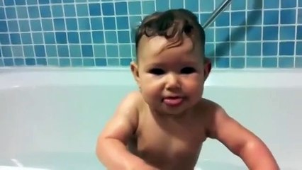 Я так испугалась, когда смотрела, а малышка не растерялась)