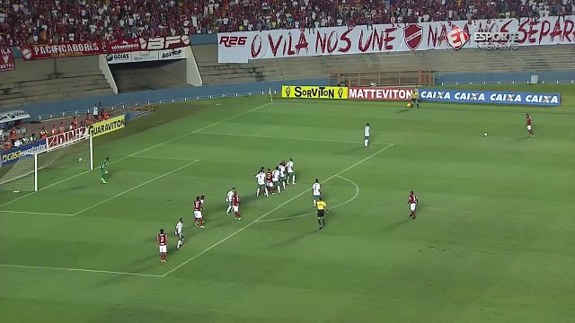 Frontini cabecei com perigo e quase abre o placar