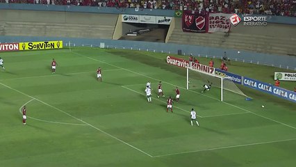 Guilherme Queiroz cabeceia na trave