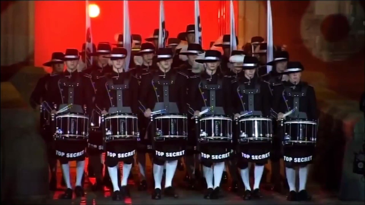 Lorsque ces percussionnistes lèvent la tête, to...