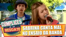 Sabrina canta mal no ensaio da banda
