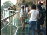 Un pont de verre autour d'une montagne en Chine à plus de 900m au dessus du vide : Vertigineux!