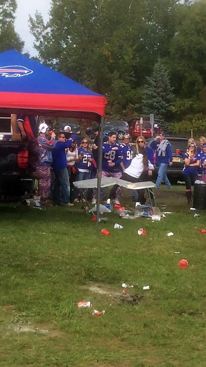 Un gars ivre saute sur une table et se met KO tout seul