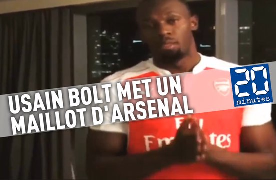 Usain Bolt, fan de Manchester United, met un maillot d'Arsenal après avoir perdu un pari
