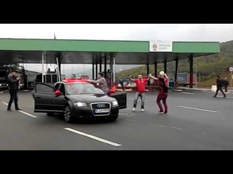 Atmosfera në Morinë. Tifozët me këngë e valle drejt Elbasanit - Ora News - Lajmi i fundit