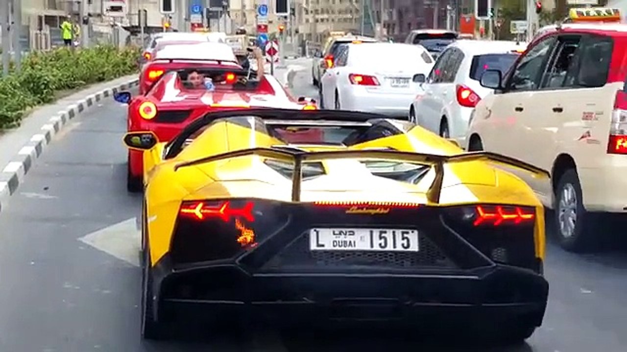 Une Lamborghini prend feu à Dubaï