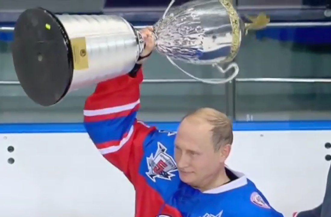 Poutine fête son 63e anniversaire en jouant (encore) au hockey