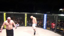 Un combattant de MMA se chie littéralement dessus