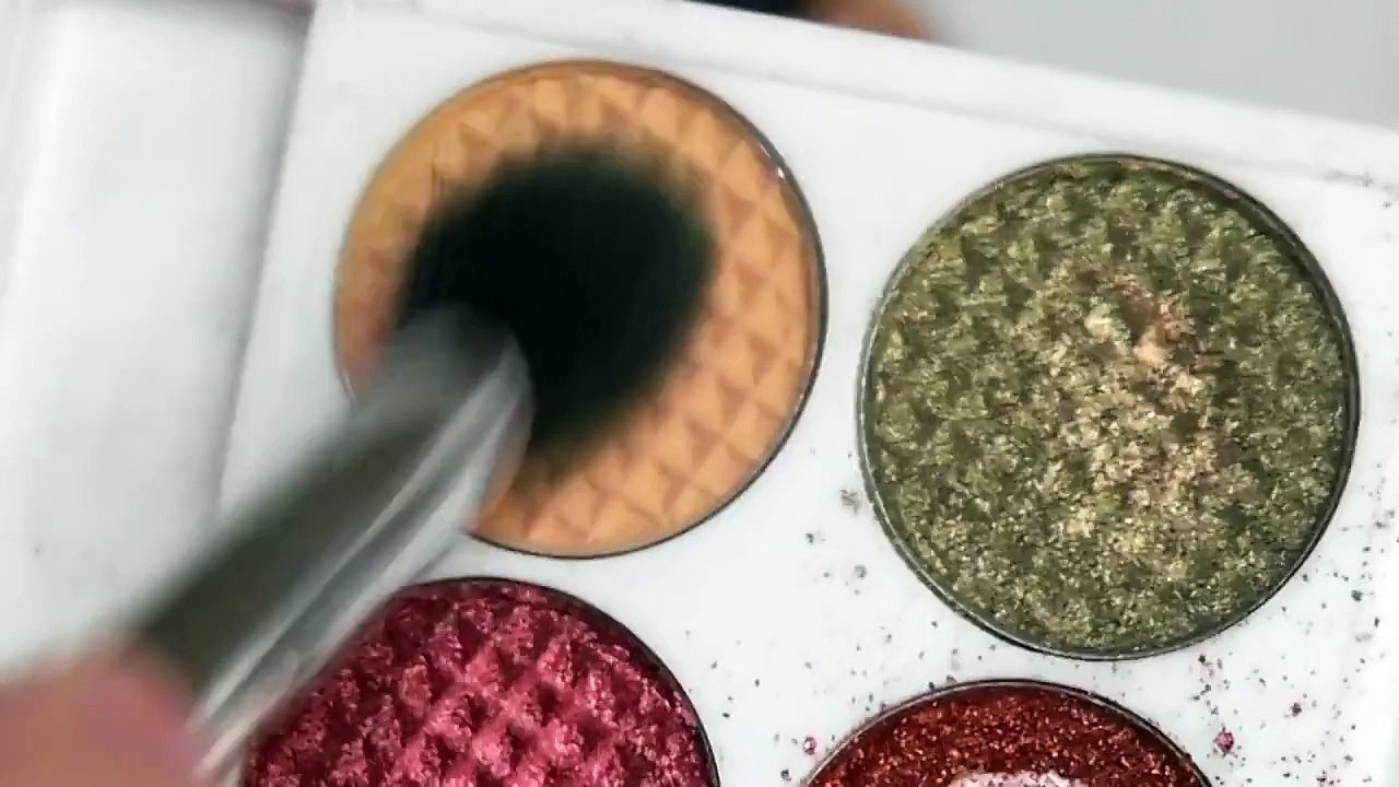 Taylor Swift Dark Makeup Look-Beauty Tips for Girls