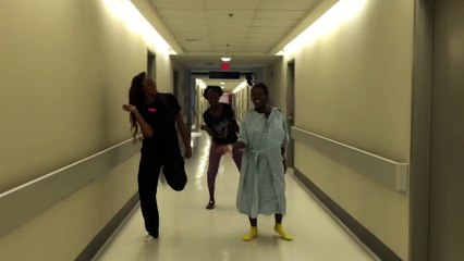 Une femme enceinte danse entre ses contractions pour accoucher plus vite